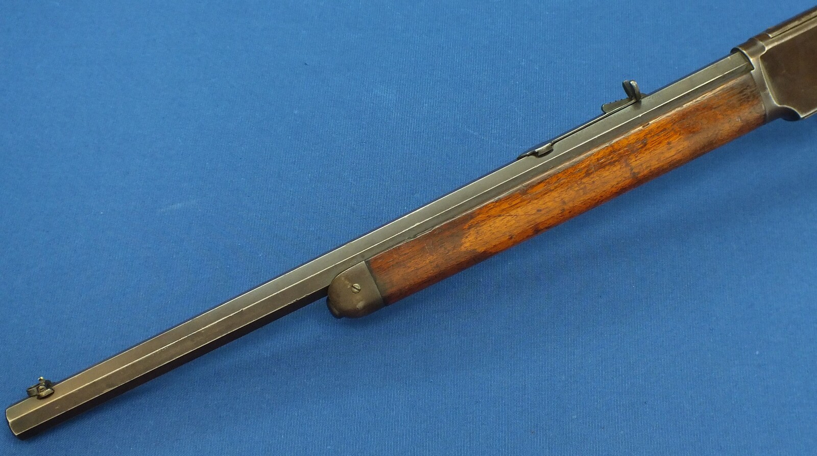 A fine antique American Winchester model 1873 Rifle with half magazine. Caliber 38-40, 18,1/3 inch octagonal barrel. Length 96cm. In very good condition. Price 2.950 euro.