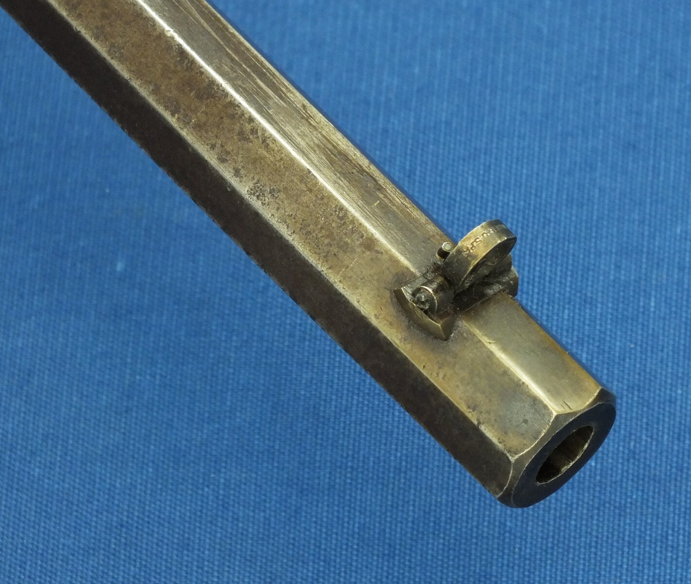 A fine antique American Winchester model 1873 Rifle with half magazine. Caliber 38-40, 18,1/3 inch octagonal barrel. Length 96cm. In very good condition. Price 2.950 euro.