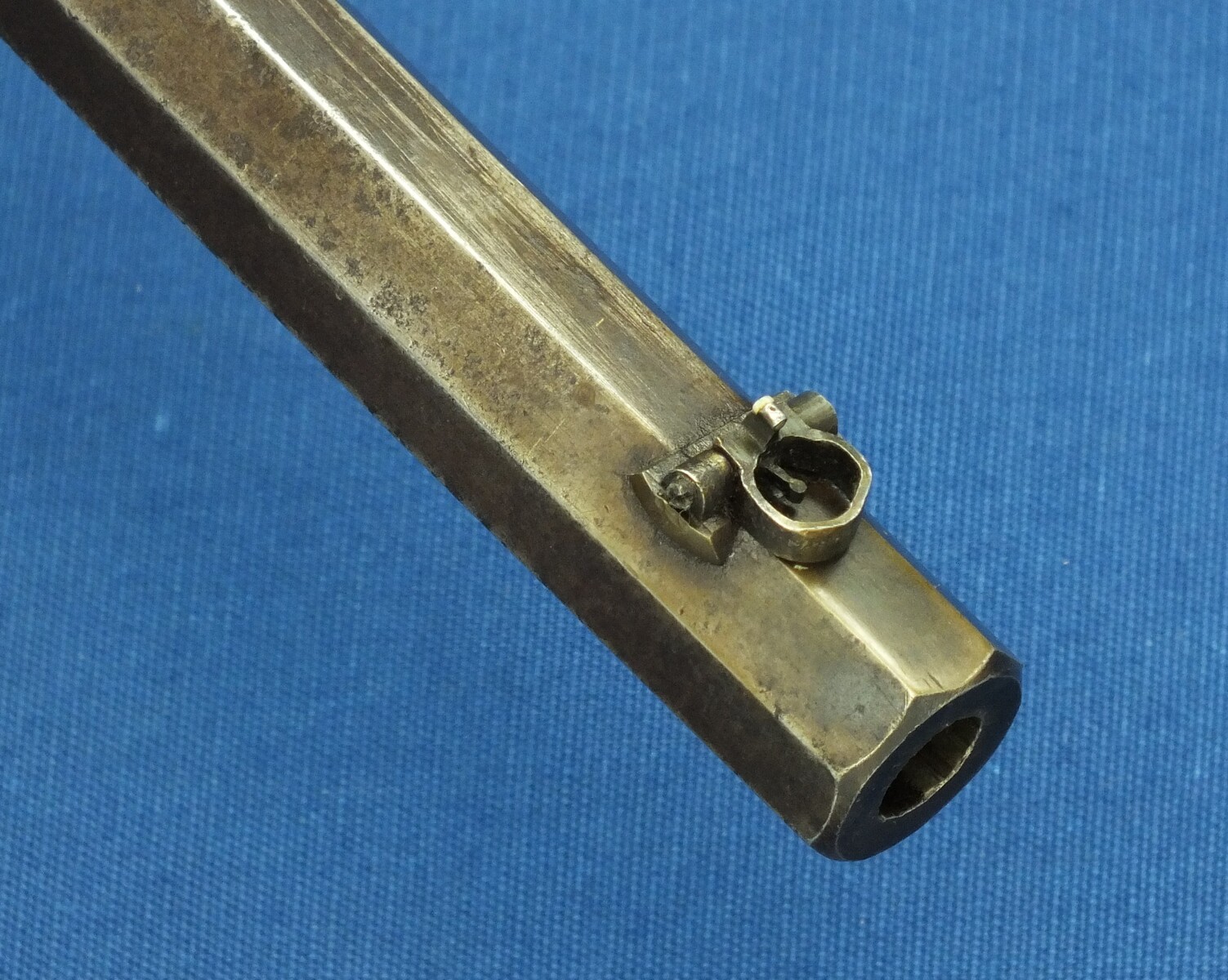 A fine antique American Winchester model 1873 Rifle with half magazine. Caliber 38-40, 18,1/3 inch octagonal barrel. Length 96cm. In very good condition. Price 2.950 euro.