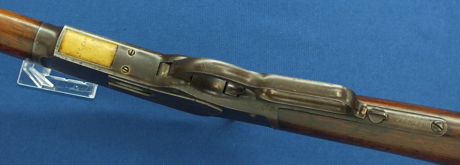 A fine antique American Winchester model 1873 Rifle with half magazine. Caliber 38-40, 18,1/3 inch octagonal barrel. Length 96cm. In very good condition. Price 2.950 euro.