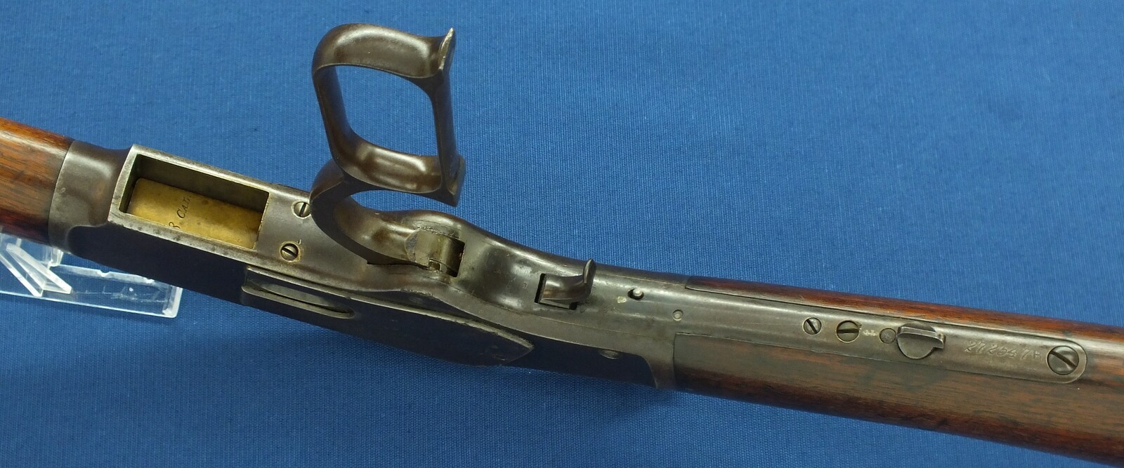 A fine antique American Winchester model 1873 Rifle with half magazine. Caliber 38-40, 18,1/3 inch octagonal barrel. Length 96cm. In very good condition. Price 2.950 euro.