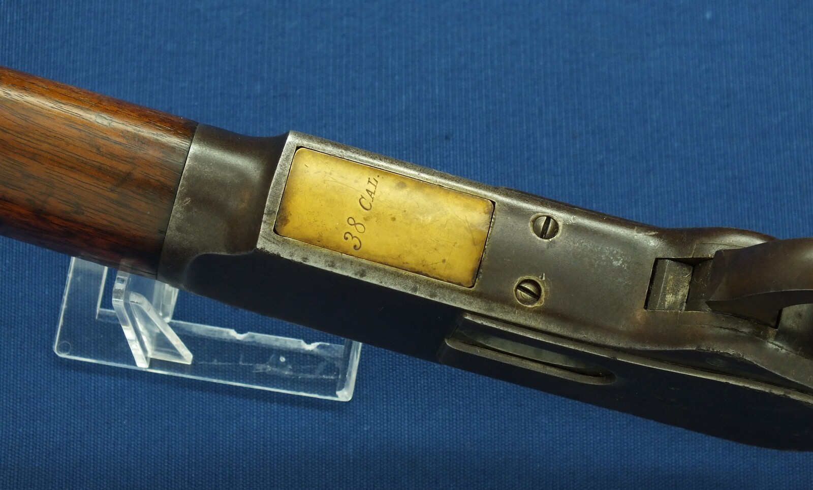 A fine antique American Winchester model 1873 Rifle with half magazine. Caliber 38-40, 18,1/3 inch octagonal barrel. Length 96cm. In very good condition. Price 2.950 euro.