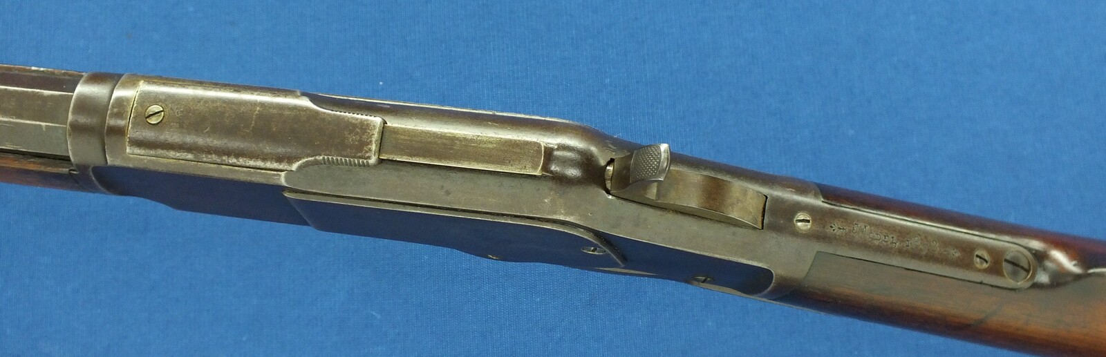 A fine antique American Winchester model 1873 Rifle with half magazine. Caliber 38-40, 18,1/3 inch octagonal barrel. Length 96cm. In very good condition. Price 2.950 euro.