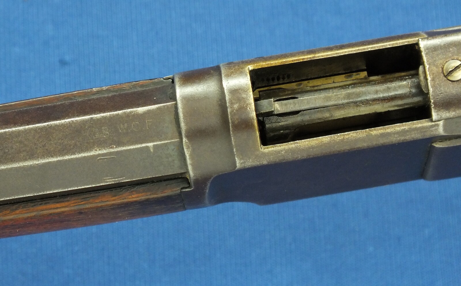 A fine antique American Winchester model 1873 Rifle with half magazine. Caliber 38-40, 18,1/3 inch octagonal barrel. Length 96cm. In very good condition. Price 2.950 euro.