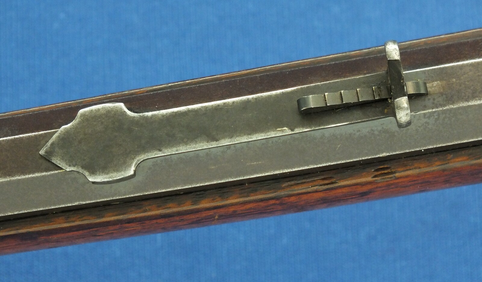 A fine antique American Winchester model 1873 Rifle with half magazine. Caliber 38-40, 18,1/3 inch octagonal barrel. Length 96cm. In very good condition. Price 2.950 euro.
