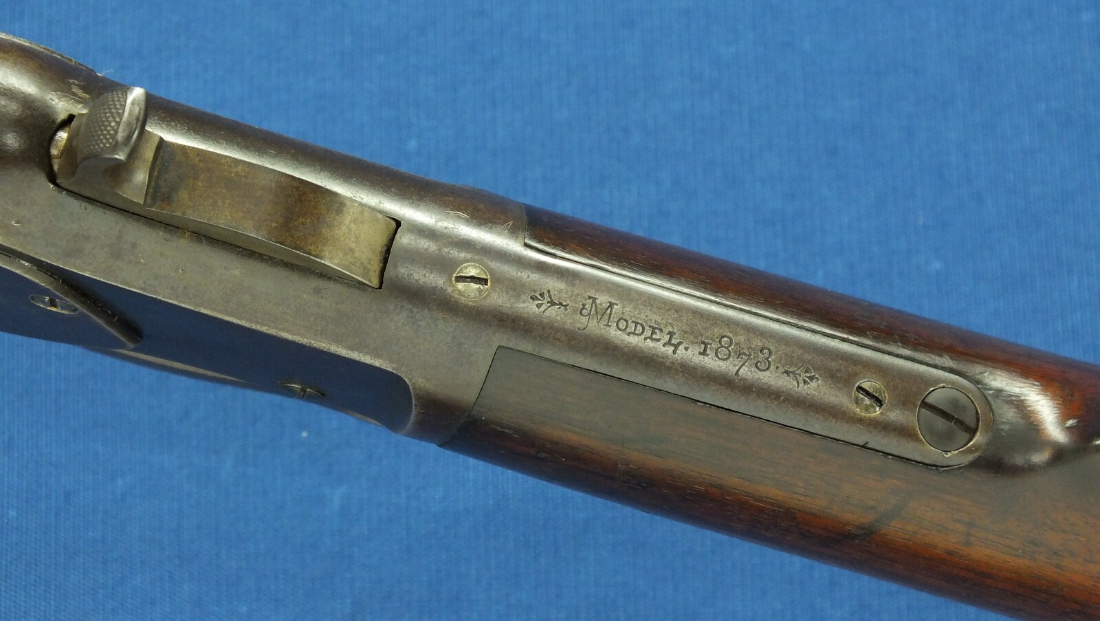A fine antique American Winchester model 1873 Rifle with half magazine. Caliber 38-40, 18,1/3 inch octagonal barrel. Length 96cm. In very good condition. Price 2.950 euro.