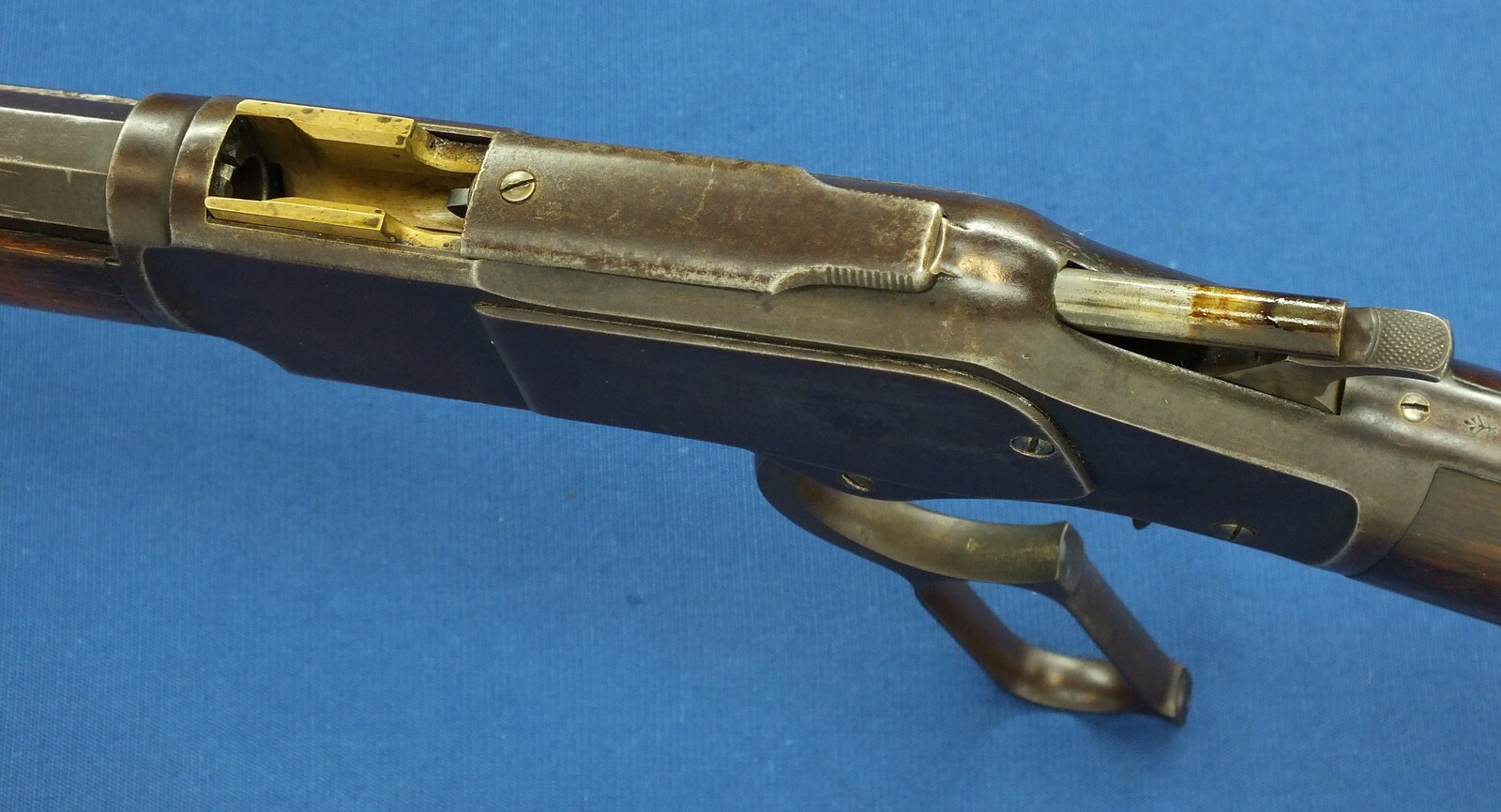 A fine antique American Winchester model 1873 Rifle with half magazine. Caliber 38-40, 18,1/3 inch octagonal barrel. Length 96cm. In very good condition. Price 2.950 euro.