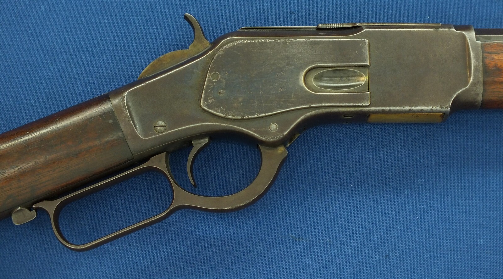 A fine antique American Winchester model 1873 Rifle with half magazine. Caliber 38-40, 18,1/3 inch octagonal barrel. Length 96cm. In very good condition. Price 2.950 euro.