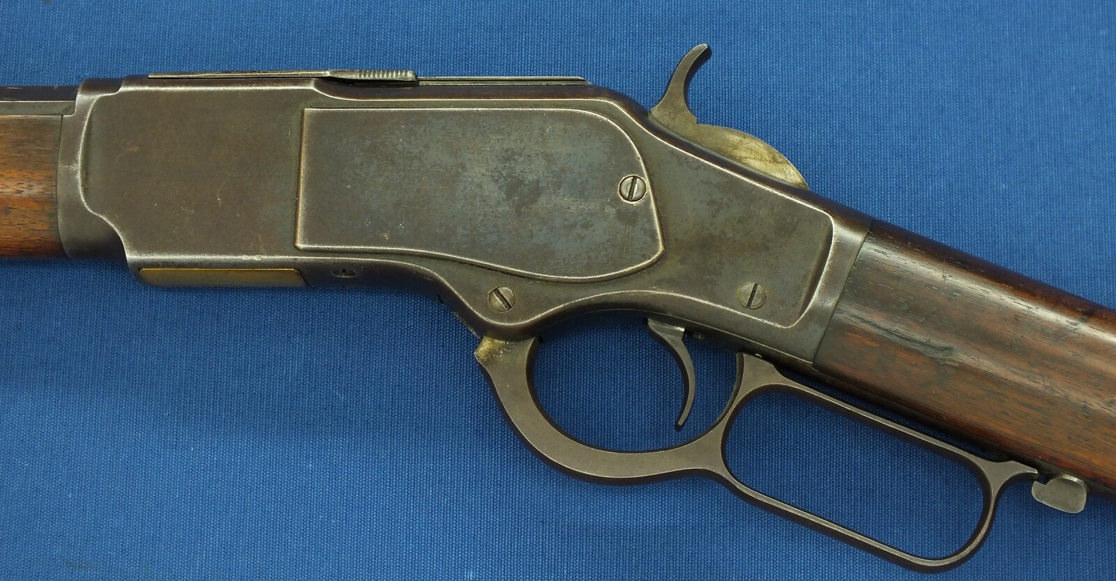 A fine antique American Winchester model 1873 Rifle with half magazine. Caliber 38-40, 18,1/3 inch octagonal barrel. Length 96cm. In very good condition. Price 2.950 euro.