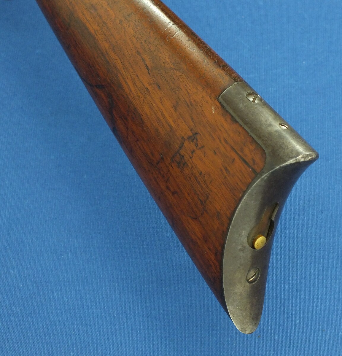 A fine antique American Winchester model 1873 Rifle with half magazine. Caliber 38-40, 18,1/3 inch octagonal barrel. Length 96cm. In very good condition. Price 2.950 euro.