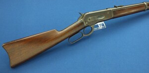 A fine antique American Winchester Model 1886 Saddle-Ring Carbine. 45-70 Caliber, 22 inch Barrel. Length 104cm. In very good condition. Price 5.750 euro.