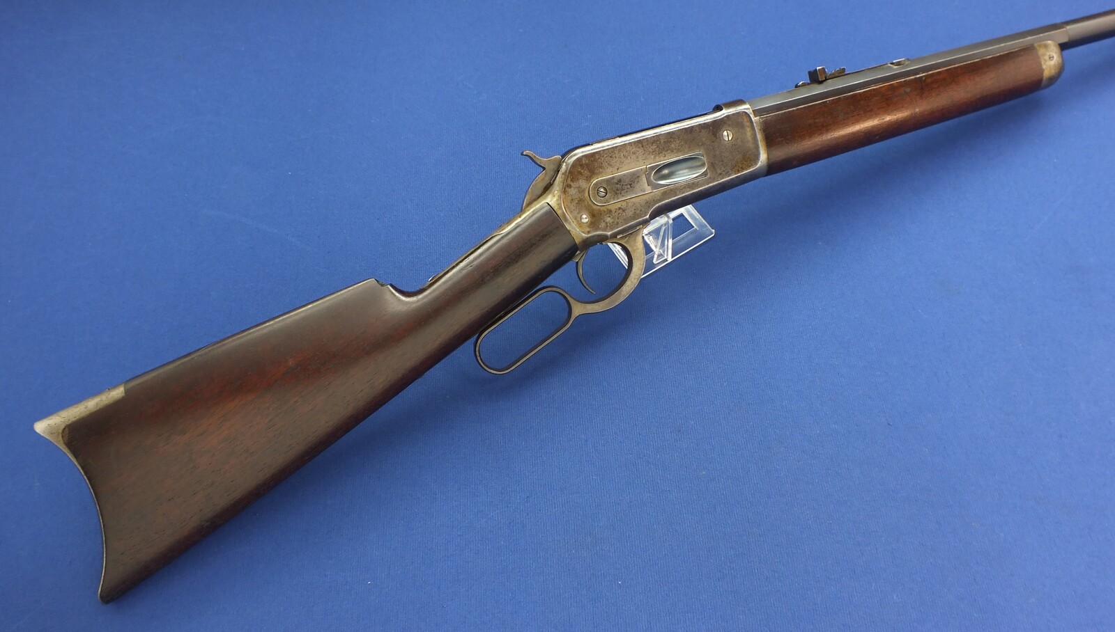 A fine antique American Winchester Model 1886 Sporting Rifle with 24 inch half round - half  octagonal Barrel. Caliber 40-82 W.C.F. Length 109cm. In very good condition. Price 5.200 euro