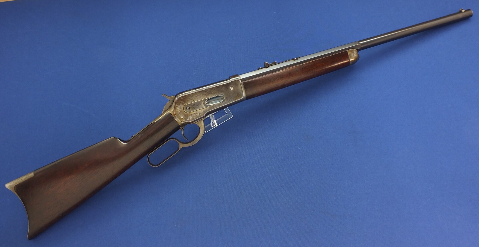 A fine antique American Winchester Model 1886 Sporting Rifle with 24 inch half round - half  octagonal Barrel. Caliber 40-82 W.C.F. Length 109cm. In very good condition. Price 5.200 euro