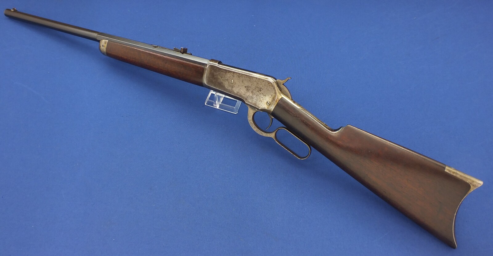 A fine antique American Winchester Model 1886 Sporting Rifle with 24 inch half round - half  octagonal Barrel. Caliber 40-82 W.C.F. Length 109cm. In very good condition. Price 5.200 euro