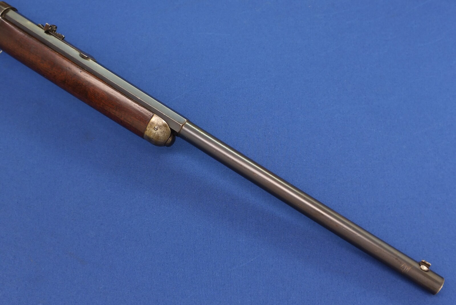 A fine antique American Winchester Model 1886 Sporting Rifle with 24 inch half round - half  octagonal Barrel. Caliber 40-82 W.C.F. Length 109cm. In very good condition. Price 5.200 euro