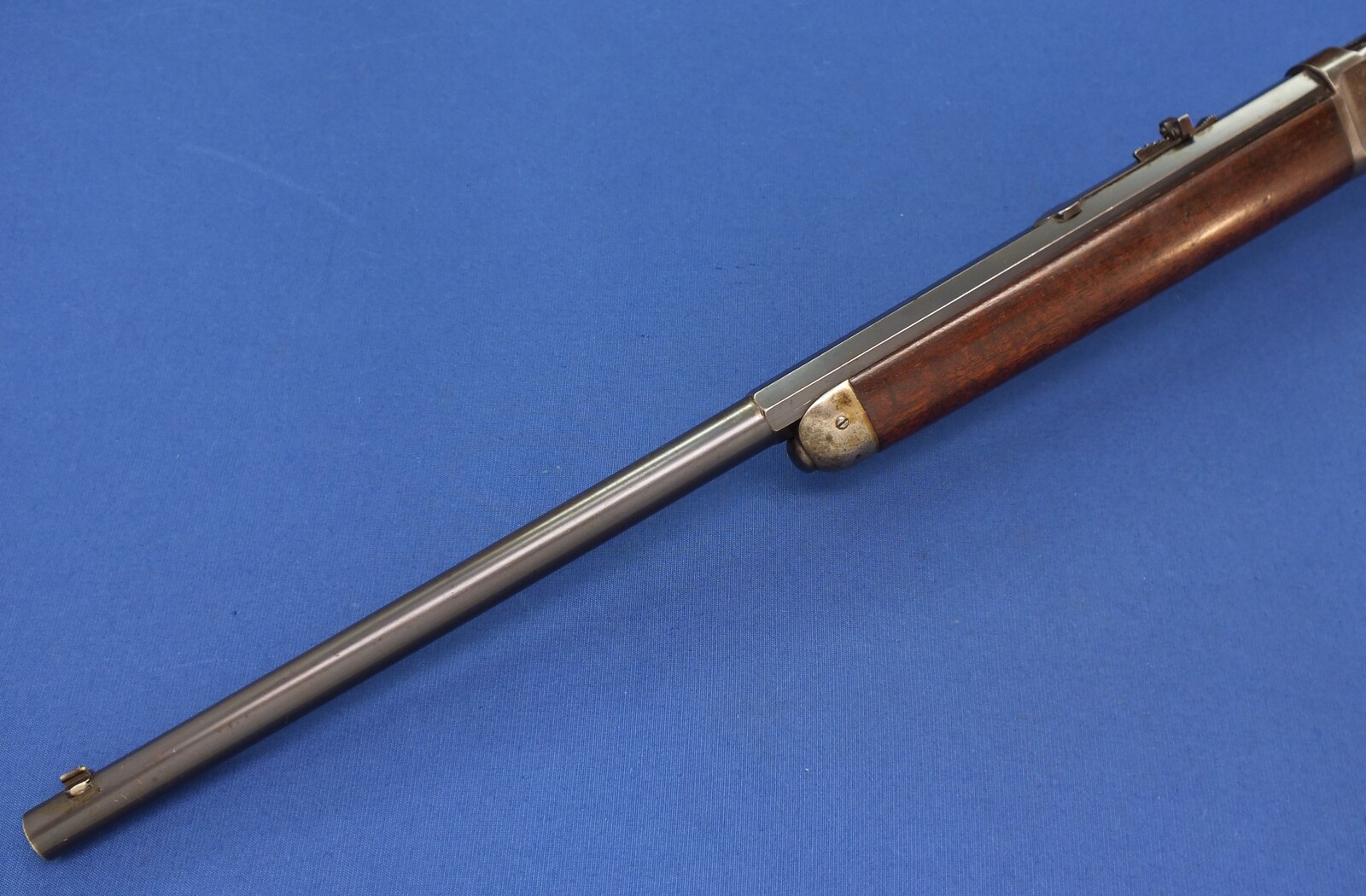 A fine antique American Winchester Model 1886 Sporting Rifle with 24 inch half round - half  octagonal Barrel. Caliber 40-82 W.C.F. Length 109cm. In very good condition. Price 5.200 euro