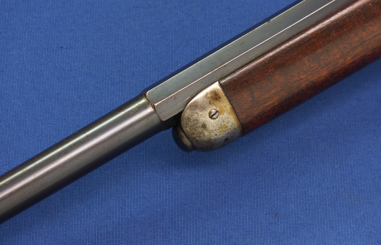 A fine antique American Winchester Model 1886 Sporting Rifle with 24 inch half round - half  octagonal Barrel. Caliber 40-82 W.C.F. Length 109cm. In very good condition. Price 5.200 euro