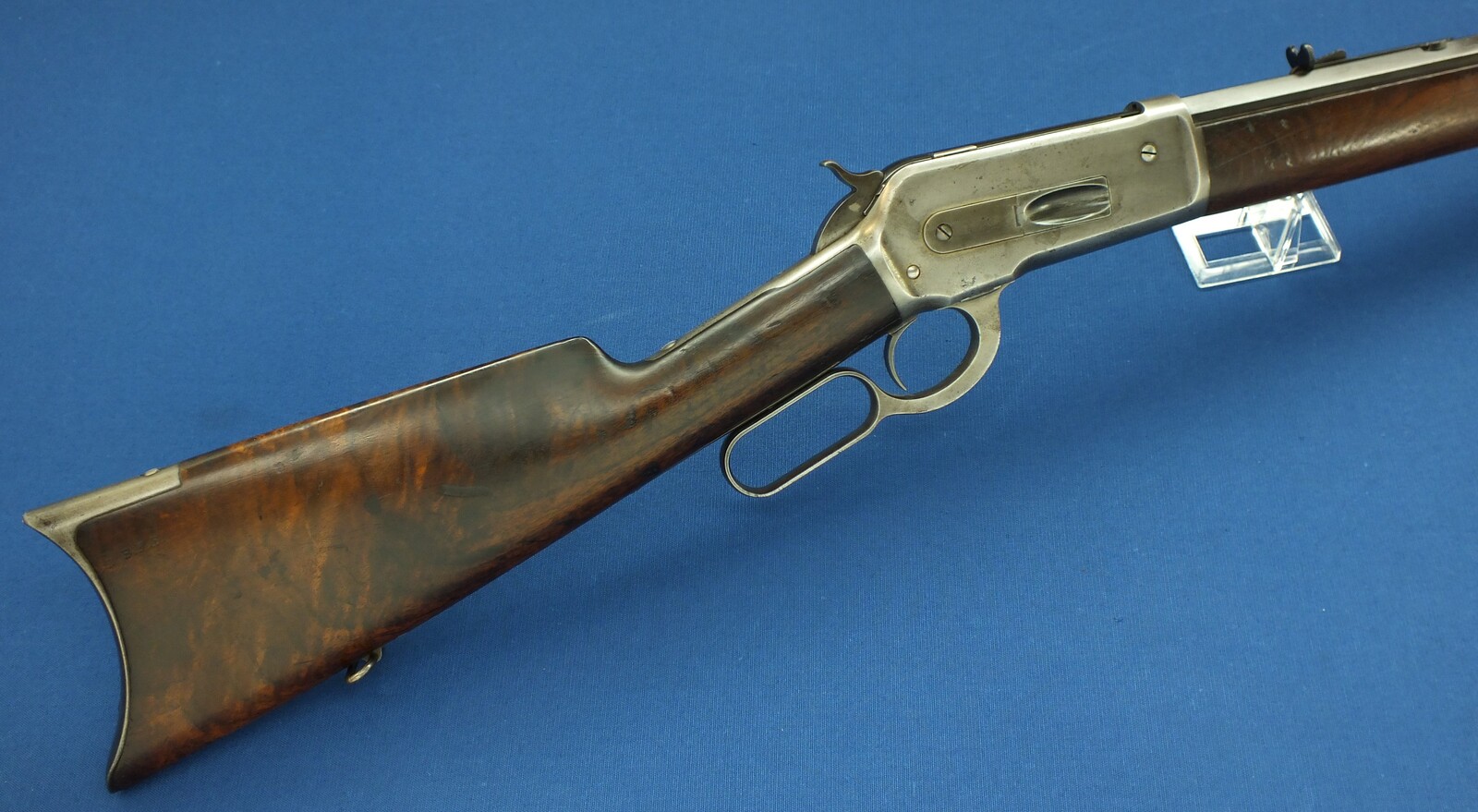 A fine antique American Winchester special order Model 1886 Rifle. Caliber 40-65 with 26 inch Octagon barrel. Length 114cm. In very good condition. Price 7.500 euro.