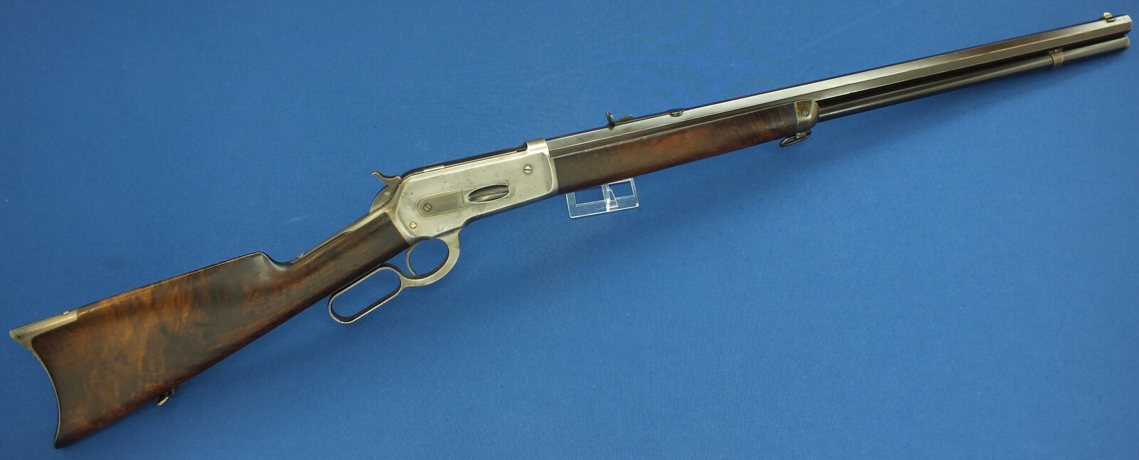 A fine antique American Winchester special order Model 1886 Rifle. Caliber 40-65 with 26 inch Octagon barrel. Length 114cm. In very good condition. Price 7.500 euro.