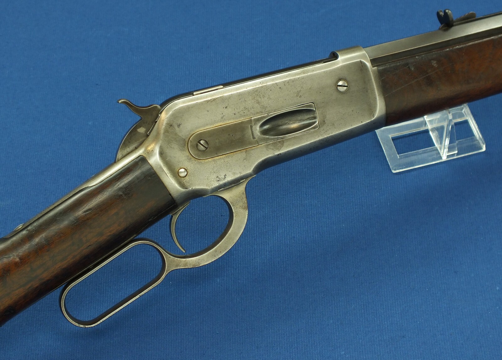 A fine antique American Winchester special order Model 1886 Rifle. Caliber 40-65 with 26 inch Octagon barrel. Length 114cm. In very good condition. Price 7.500 euro.