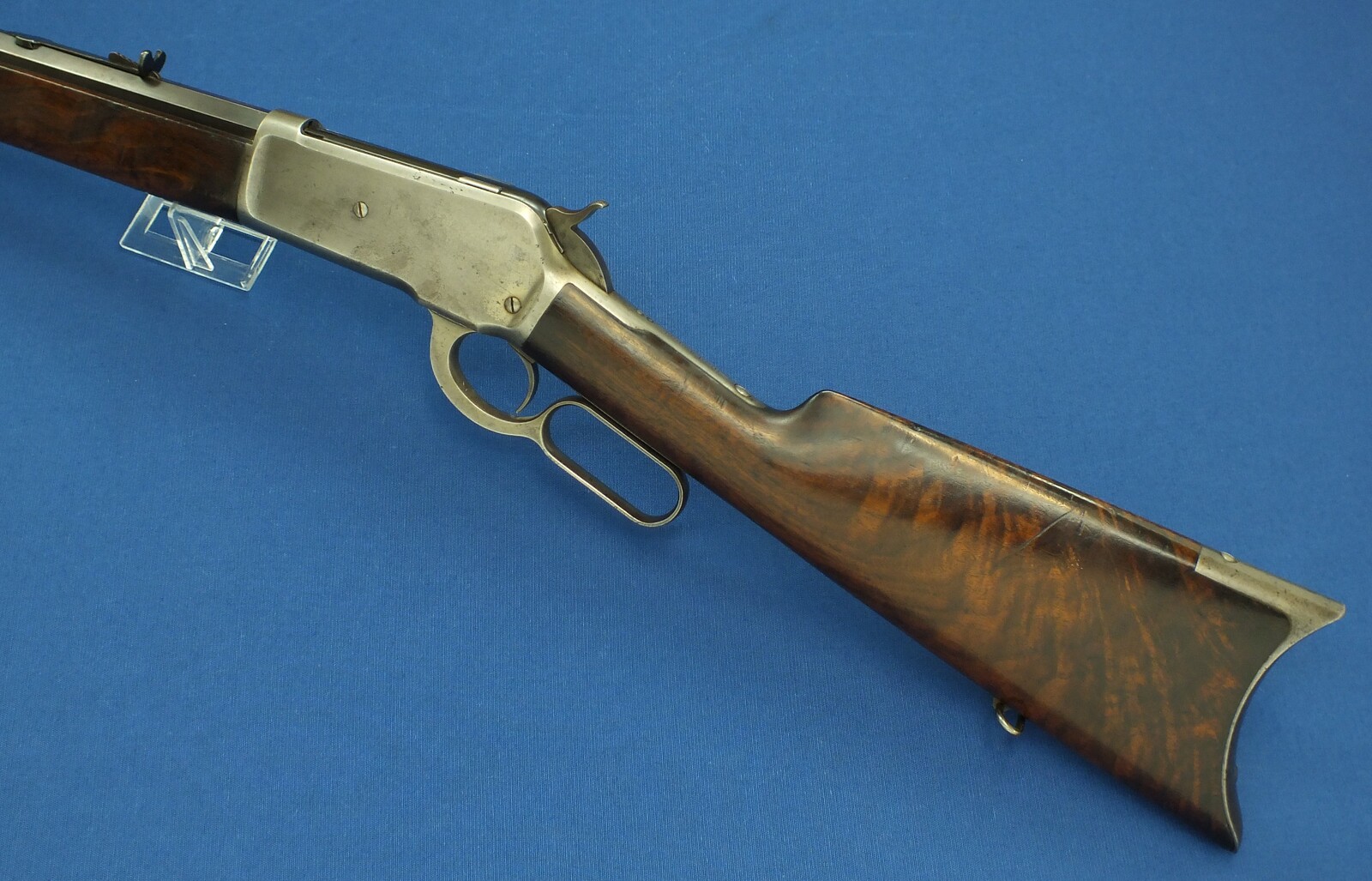 A fine antique American Winchester special order Model 1886 Rifle. Caliber 40-65 with 26 inch Octagon barrel. Length 114cm. In very good condition. Price 7.500 euro.