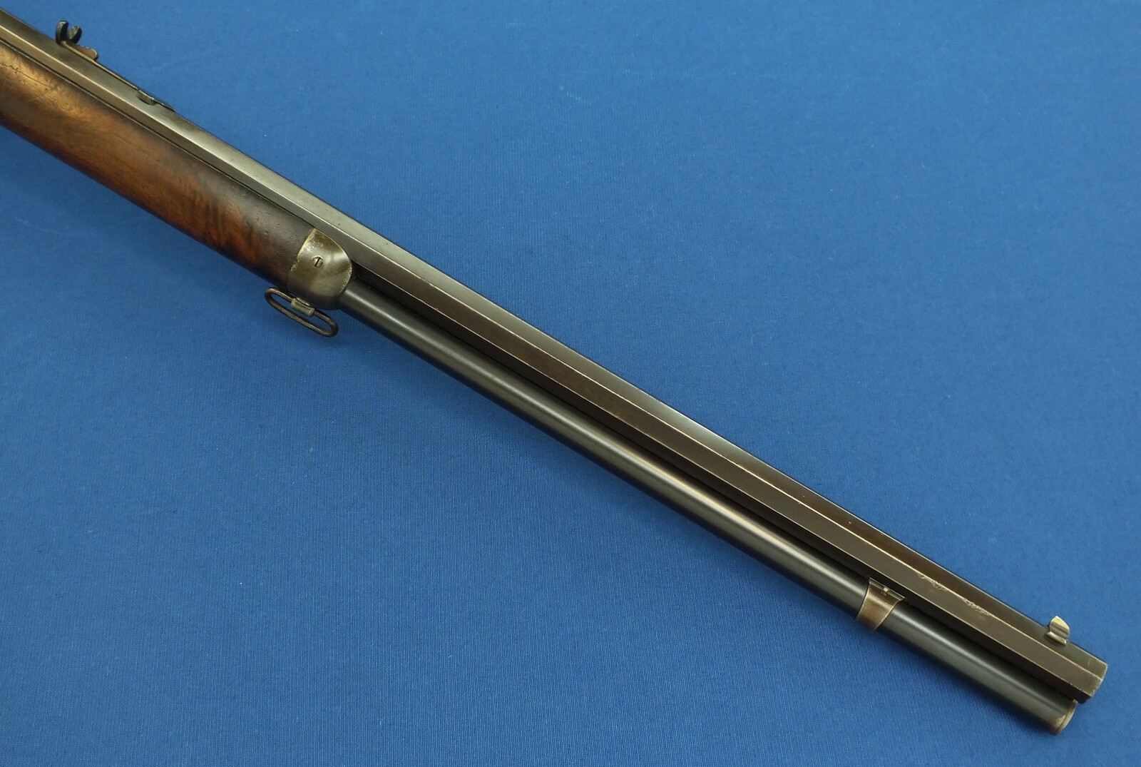 A fine antique American Winchester special order Model 1886 Rifle. Caliber 40-65 with 26 inch Octagon barrel. Length 114cm. In very good condition. Price 7.500 euro.