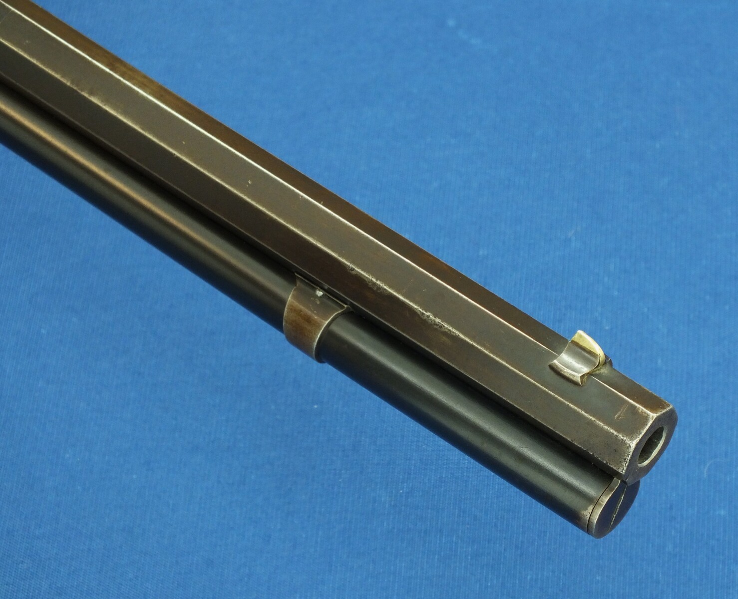 A fine antique American Winchester special order Model 1886 Rifle. Caliber 40-65 with 26 inch Octagon barrel. Length 114cm. In very good condition. Price 7.500 euro.