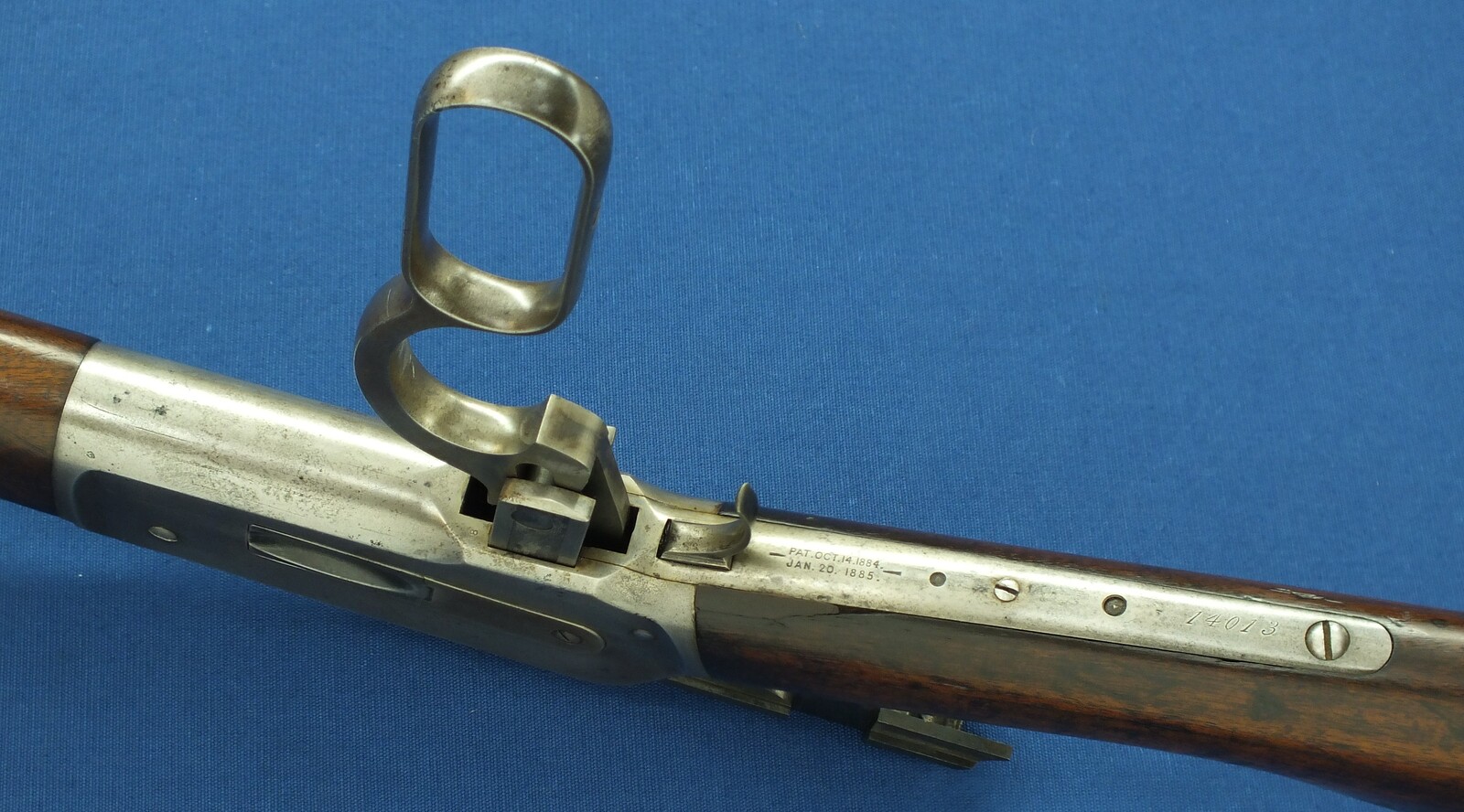 A fine antique American Winchester special order Model 1886 Rifle. Caliber 40-65 with 26 inch Octagon barrel. Length 114cm. In very good condition. Price 7.500 euro.