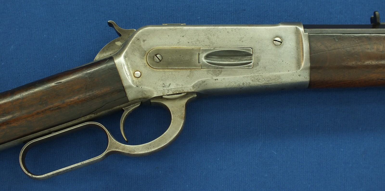 A fine antique American Winchester special order Model 1886 Rifle. Caliber 40-65 with 26 inch Octagon barrel. Length 114cm. In very good condition. Price 7.500 euro.