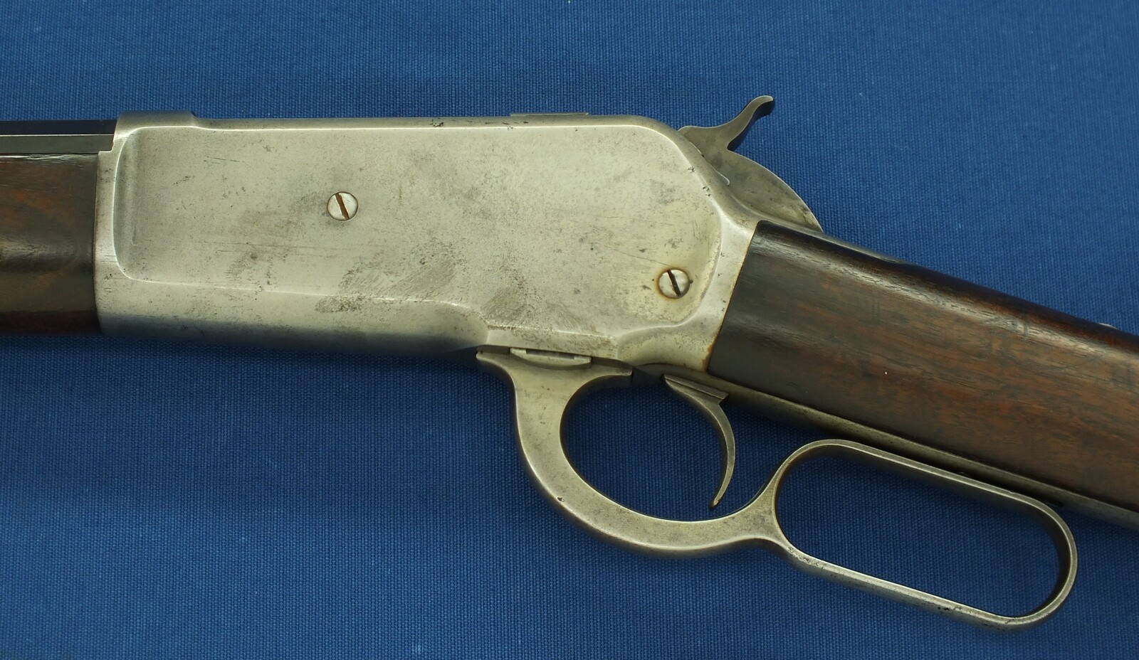 A fine antique American Winchester special order Model 1886 Rifle. Caliber 40-65 with 26 inch Octagon barrel. Length 114cm. In very good condition. Price 7.500 euro.