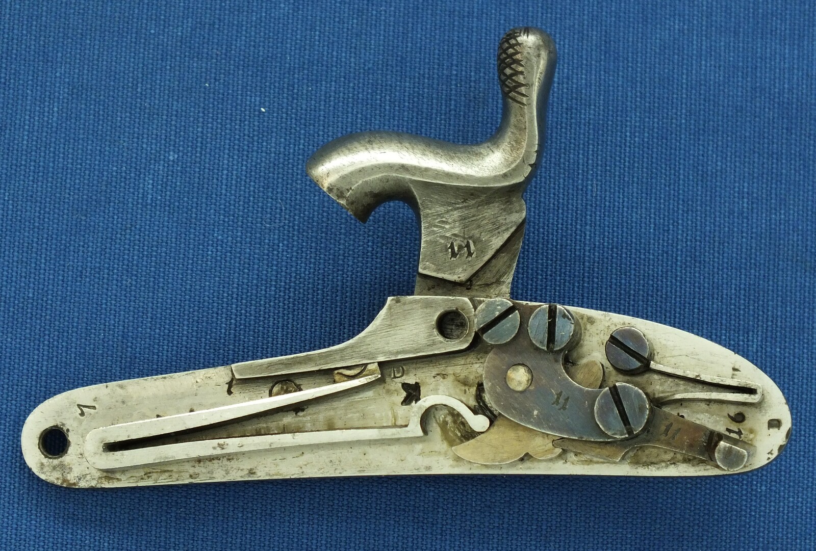 A fine antique Austrian Model 1859 Lorenz Cavalry Percussion Pistol signed FRED.FRUWIRTH, caliber 15 mm, length 42 cm, in very good condition. Price 1.350 euro