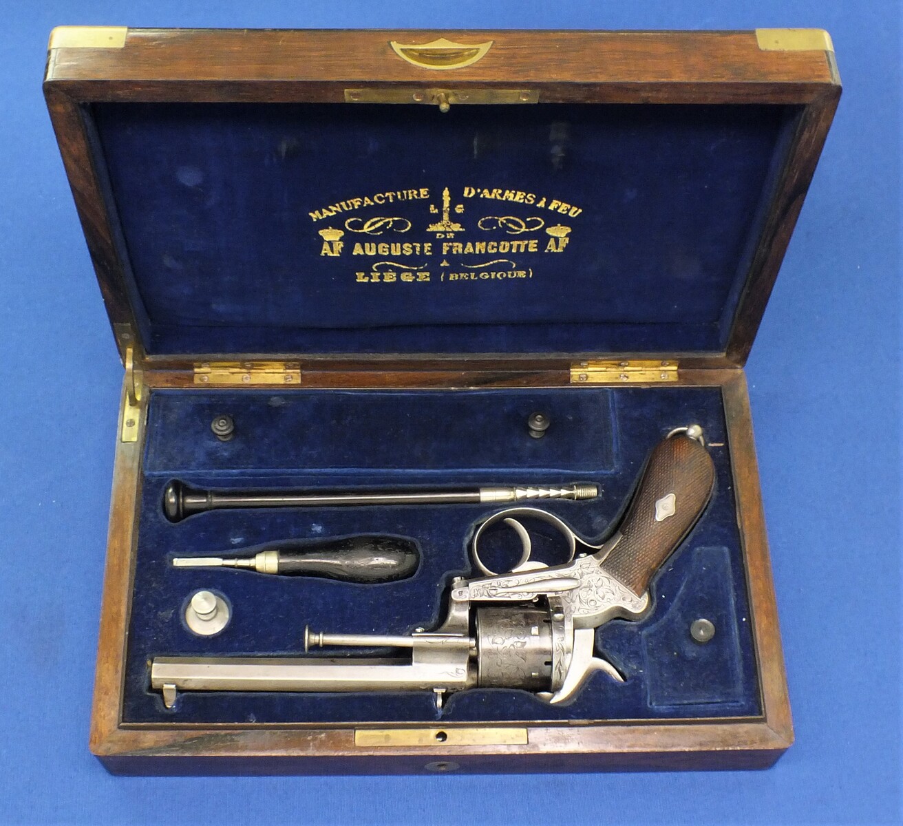 A fine Antique Belgian cased engraved Lefaucheux patent 6 shot 12 mm Pinfire Revolver by Auguste Francotte. escutcheon on lid signed: Robert Conway Swatow (Shantou) China 1867. In very good condition. Price 2.950 euro