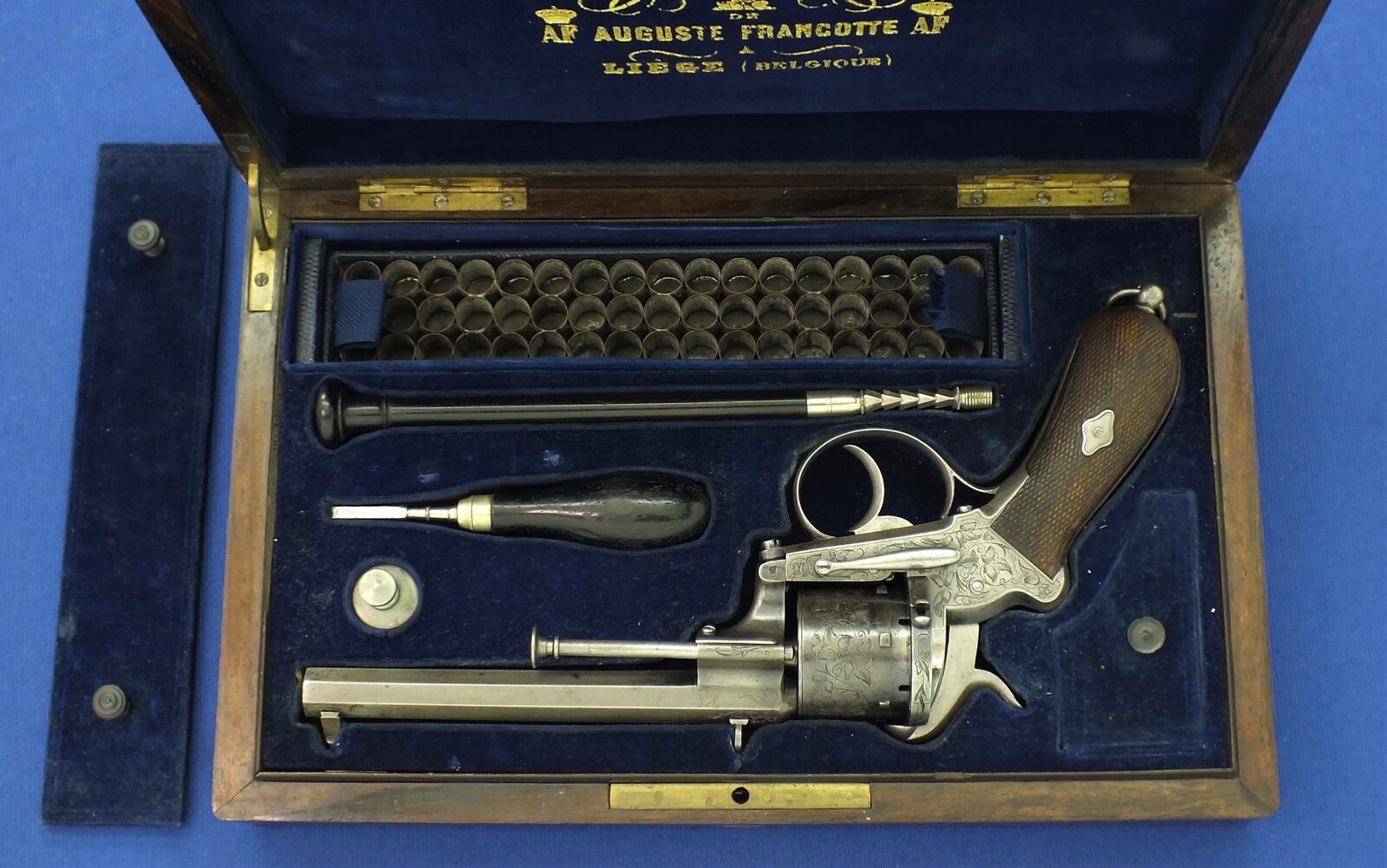 A fine Antique Belgian cased engraved Lefaucheux patent 6 shot 12 mm Pinfire Revolver by Auguste Francotte. escutcheon on lid signed: Robert Conway Swatow (Shantou) China 1867. In very good condition. Price 2.950 euro