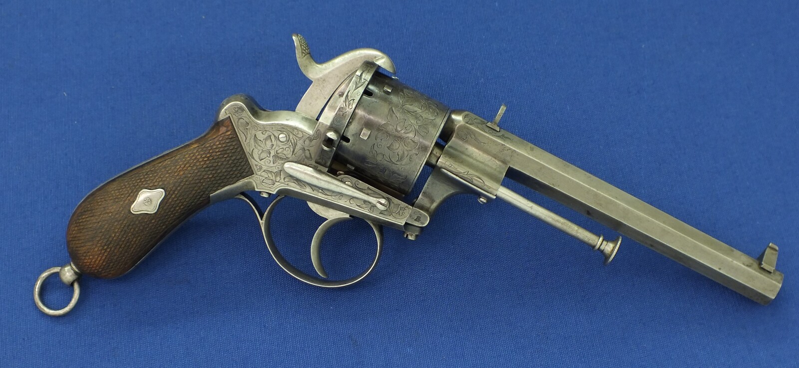 A fine Antique Belgian cased engraved Lefaucheux patent 6 shot 12 mm Pinfire Revolver by Auguste Francotte. escutcheon on lid signed: Robert Conway Swatow (Shantou) China 1867. In very good condition. Price 2.950 euro