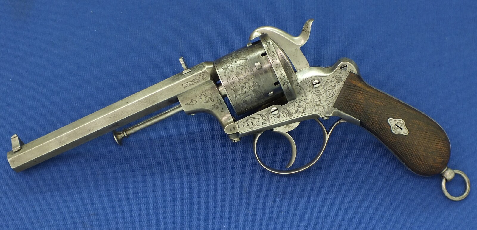 A fine Antique Belgian cased engraved Lefaucheux patent 6 shot 12 mm Pinfire Revolver by Auguste Francotte. escutcheon on lid signed: Robert Conway Swatow (Shantou) China 1867. In very good condition. Price 2.950 euro