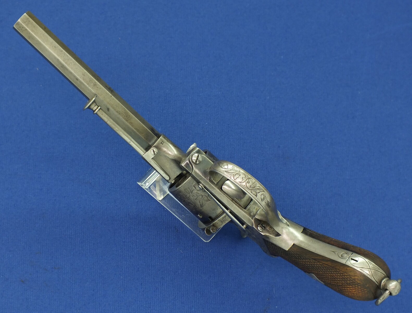 A fine Antique Belgian cased engraved Lefaucheux patent 6 shot 12 mm Pinfire Revolver by Auguste Francotte. escutcheon on lid signed: Robert Conway Swatow (Shantou) China 1867. In very good condition. Price 2.950 euro