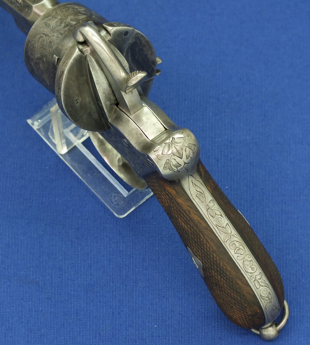 A fine Antique Belgian cased engraved Lefaucheux patent 6 shot 12 mm Pinfire Revolver by Auguste Francotte. escutcheon on lid signed: Robert Conway Swatow (Shantou) China 1867. In very good condition. Price 2.950 euro