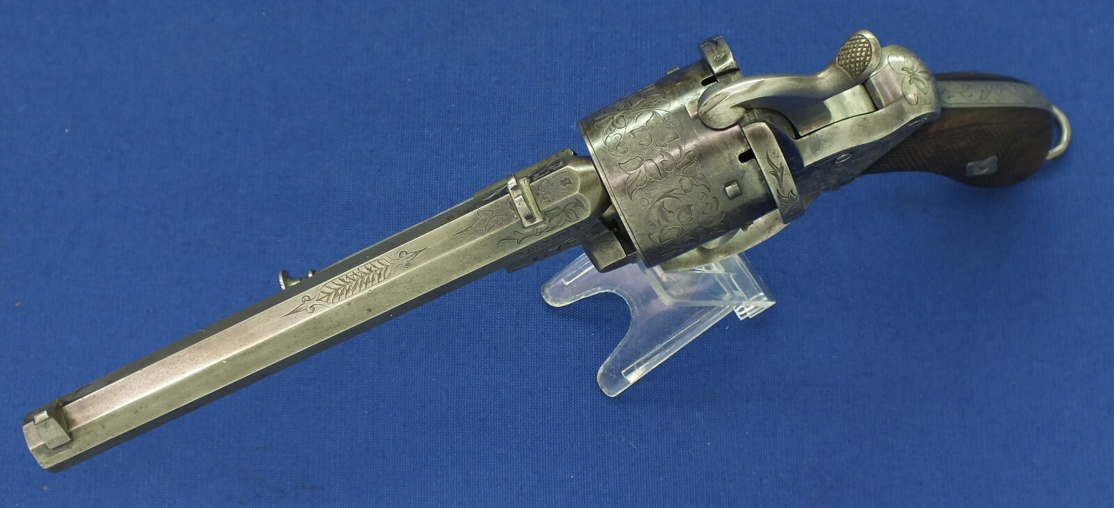 A fine Antique Belgian cased engraved Lefaucheux patent 6 shot 12 mm Pinfire Revolver by Auguste Francotte. escutcheon on lid signed: Robert Conway Swatow (Shantou) China 1867. In very good condition. Price 2.950 euro