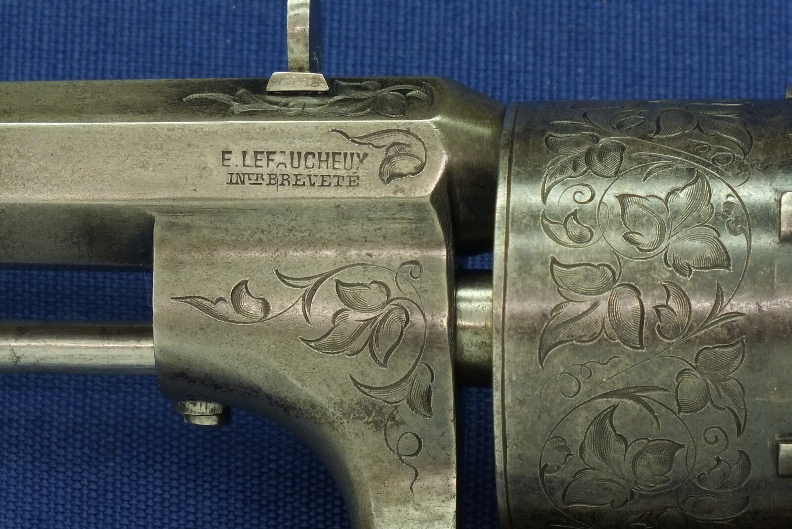 A fine Antique Belgian cased engraved Lefaucheux patent 6 shot 12 mm Pinfire Revolver by Auguste Francotte. escutcheon on lid signed: Robert Conway Swatow (Shantou) China 1867. In very good condition. Price 2.950 euro