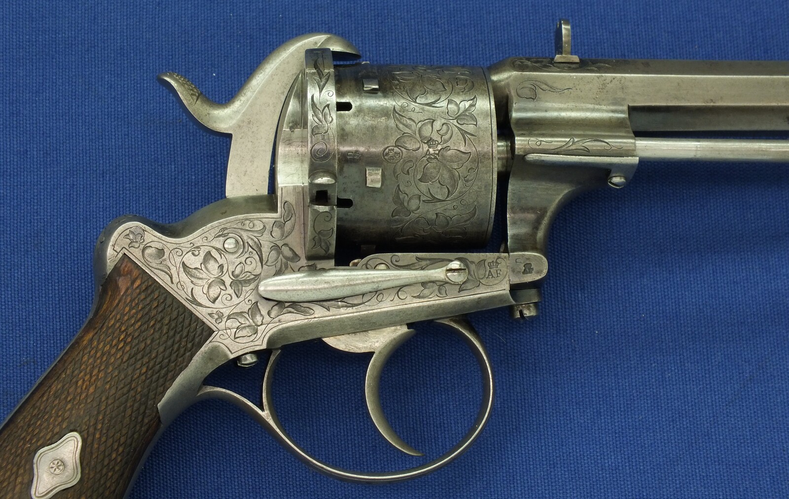 A fine Antique Belgian cased engraved Lefaucheux patent 6 shot 12 mm Pinfire Revolver by Auguste Francotte. escutcheon on lid signed: Robert Conway Swatow (Shantou) China 1867. In very good condition. Price 2.950 euro