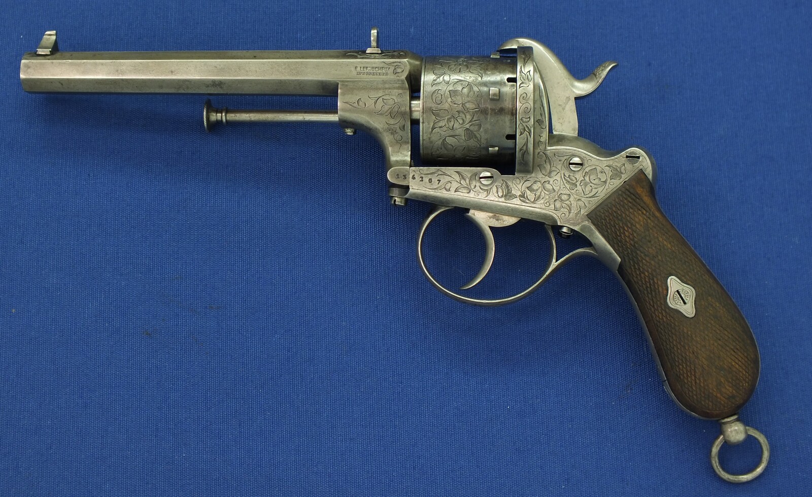 A fine Antique Belgian cased engraved Lefaucheux patent 6 shot 12 mm Pinfire Revolver by Auguste Francotte. escutcheon on lid signed: Robert Conway Swatow (Shantou) China 1867. In very good condition. Price 2.950 euro