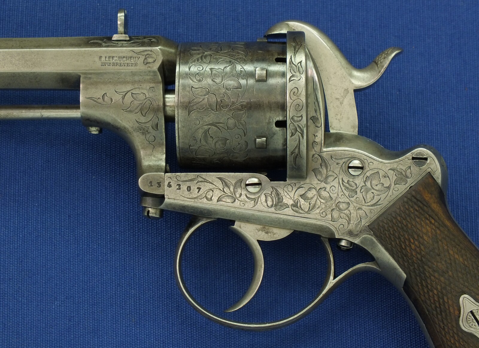 A fine Antique Belgian cased engraved Lefaucheux patent 6 shot 12 mm Pinfire Revolver by Auguste Francotte. escutcheon on lid signed: Robert Conway Swatow (Shantou) China 1867. In very good condition. Price 2.950 euro