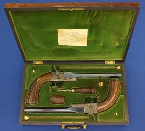 A fine antique Belgian cased pair of 5m percussion breechloading target/saloon pistols by H. MANGEOT ARQ. DE LA COUR BRUXELLES. 9 inch octagon barrels. Set-triggers. Length 40cm. In near mint condition. Price 6.500 euro.