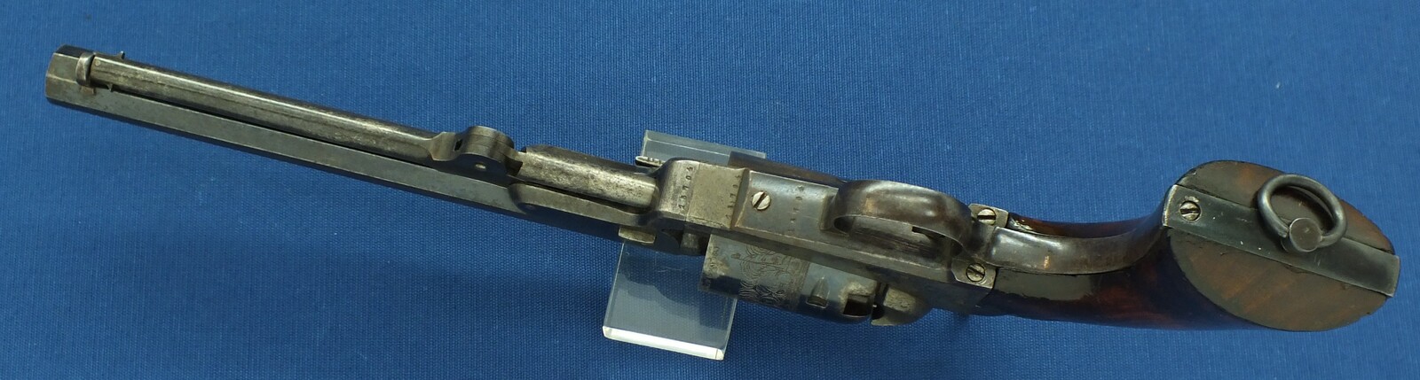 A fine antique Belgian Colt Brevete Model 1851 Navy 6 shot percussion Revolver by Lambert Ghaye Liege. 36 caliber, 7,5 inch barrel. Length 36cm. In very good condition. Price 2.950 euro.