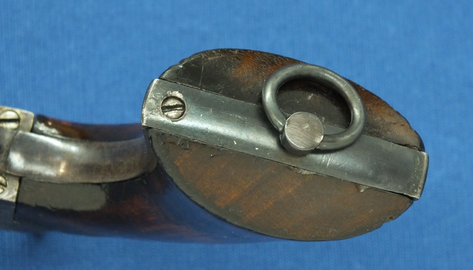 A fine antique Belgian Colt Brevete Model 1851 Navy 6 shot percussion Revolver by Lambert Ghaye Liege. 36 caliber, 7,5 inch barrel. Length 36cm. In very good condition. Price 2.950 euro.