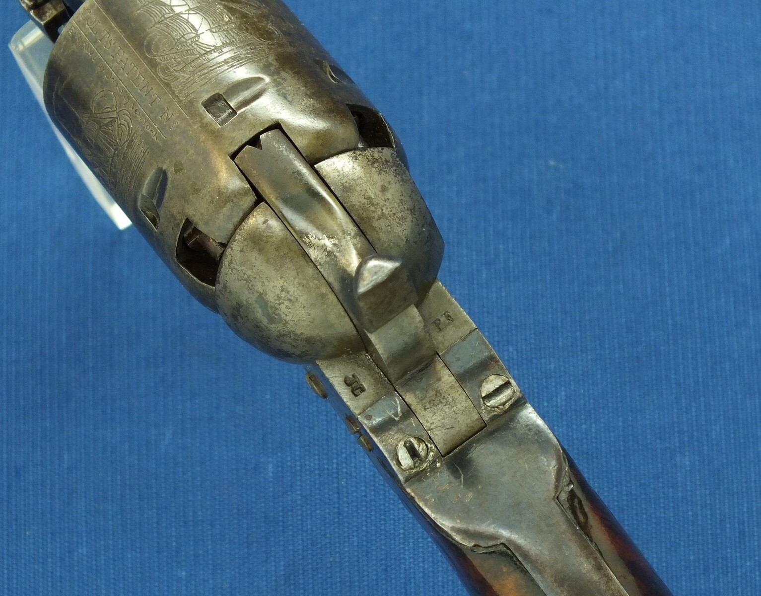 A fine antique Belgian Colt Brevete Model 1851 Navy 6 shot percussion Revolver by Lambert Ghaye Liege. 36 caliber, 7,5 inch barrel. Length 36cm. In very good condition. Price 2.950 euro.