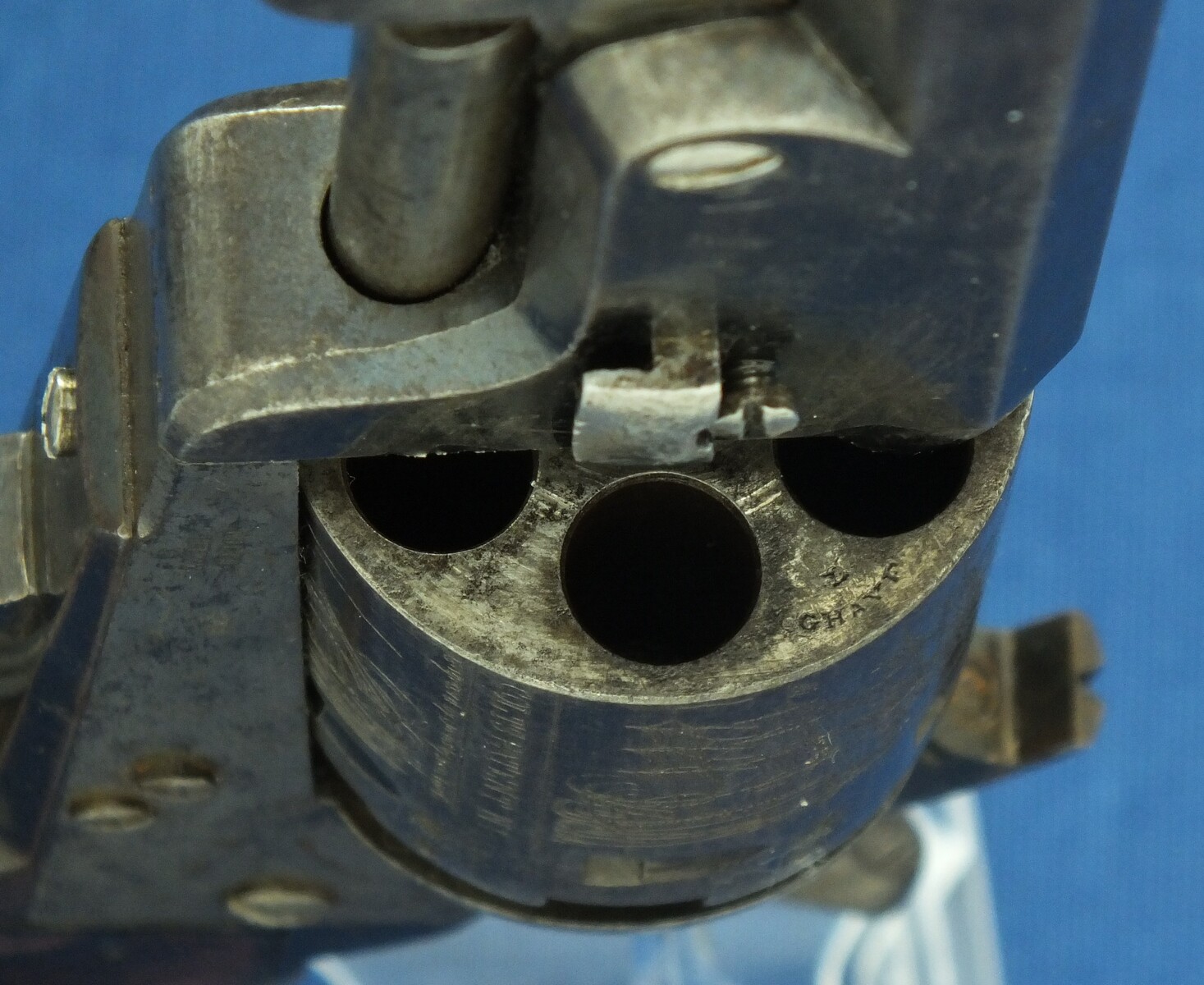 A fine antique Belgian Colt Brevete Model 1851 Navy 6 shot percussion Revolver by Lambert Ghaye Liege. 36 caliber, 7,5 inch barrel. Length 36cm. In very good condition. Price 2.950 euro.