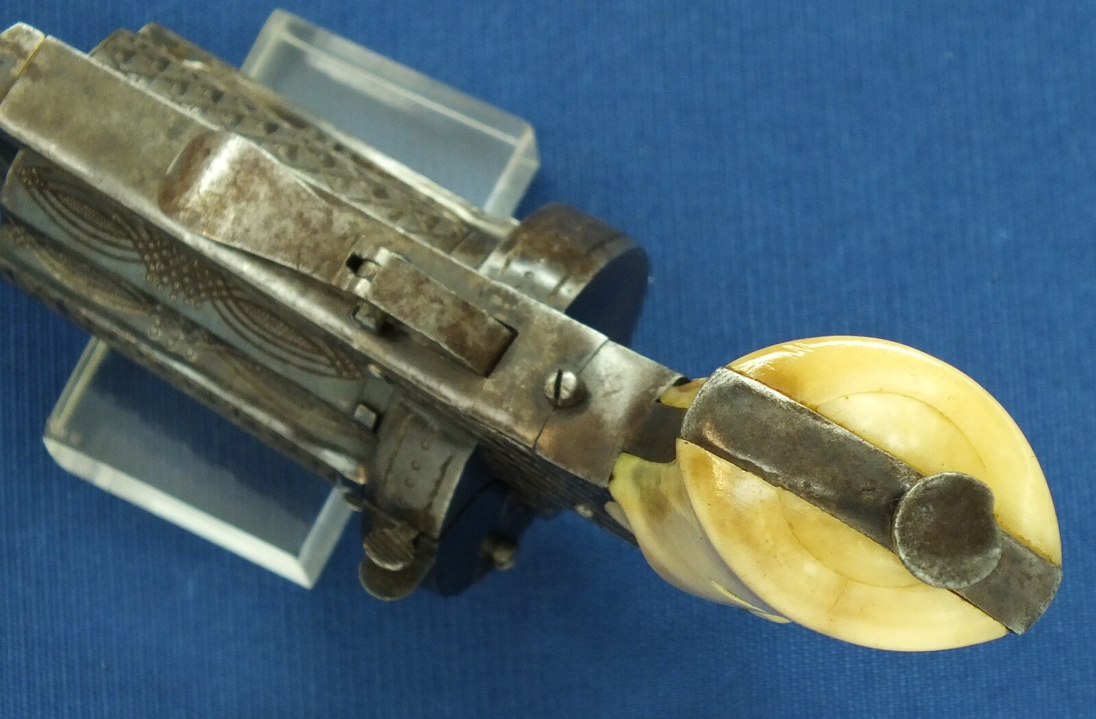 A Fine Antique Belgian engraved 6 shot Pinfire Single and Double Action Pepperbox having a detachable 6 inch barrel. Caliber 9mm. Length 29,5cm. In very good condition. 