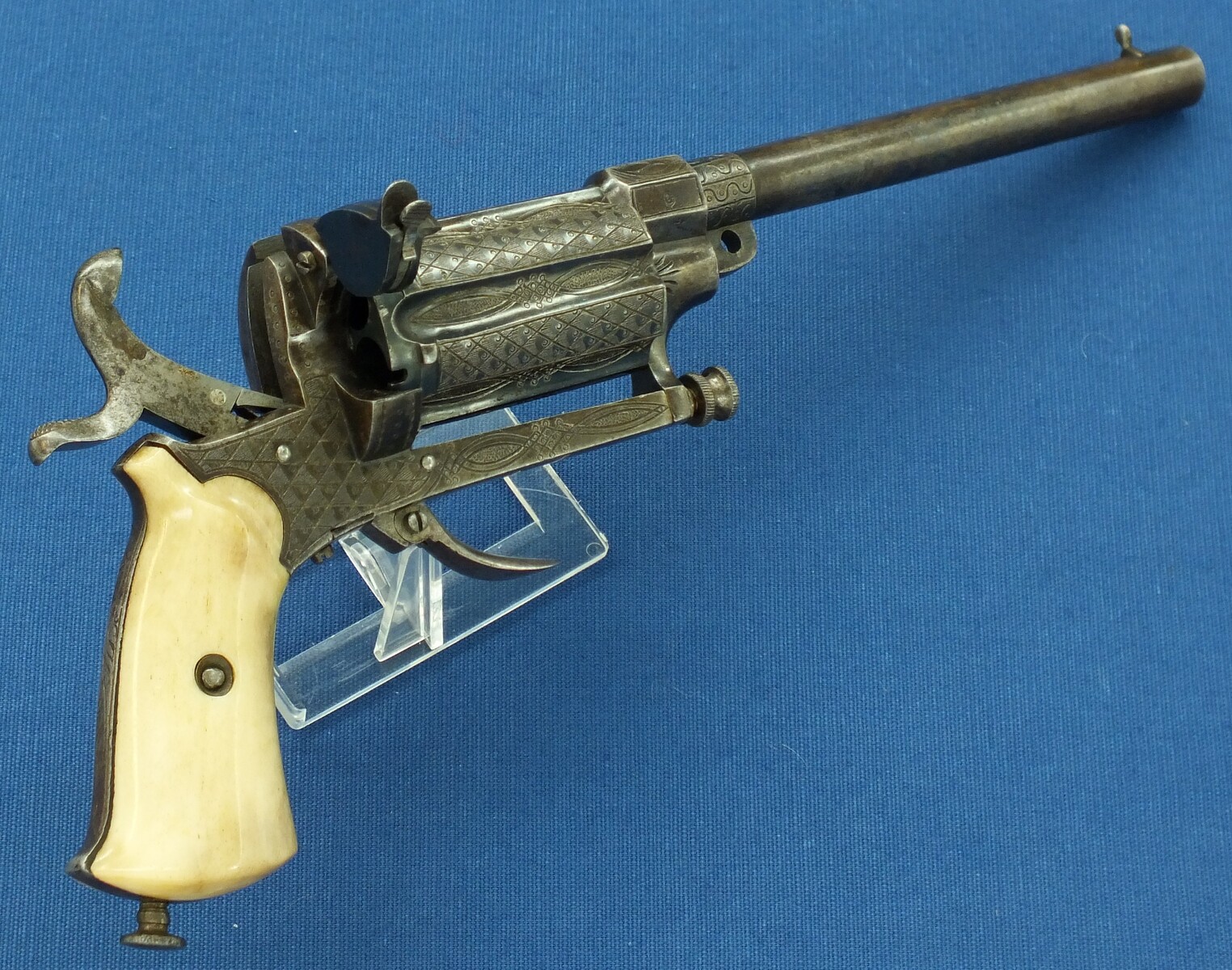 A Fine Antique Belgian engraved 6 shot Pinfire Single and Double Action Pepperbox having a detachable 6 inch barrel. Caliber 9mm. Length 29,5cm. In very good condition. 