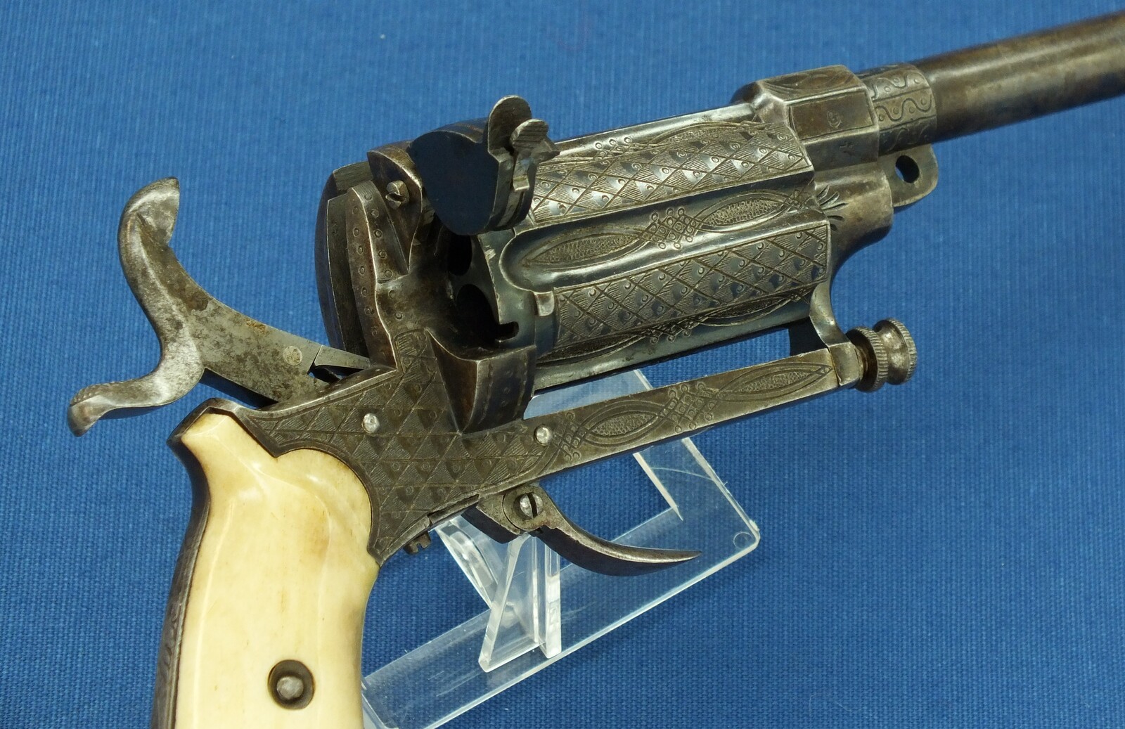 A Fine Antique Belgian engraved 6 shot Pinfire Single and Double Action Pepperbox having a detachable 6 inch barrel. Caliber 9mm. Length 29,5cm. In very good condition. 